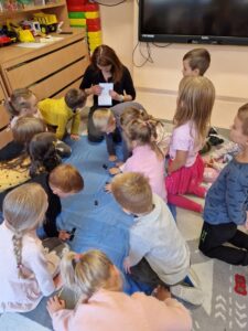 Vaikai mokinasi skaičiuoti su DOMINO kaladėlėmis.